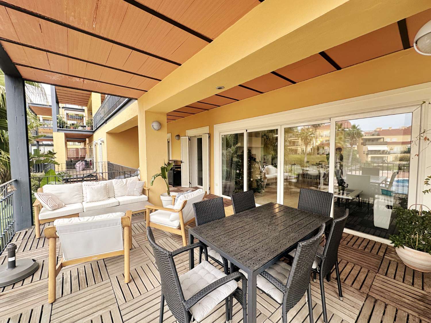 2-Bedroom Apartment with Terrace, Garage and Pool Views in Sol Andalusí