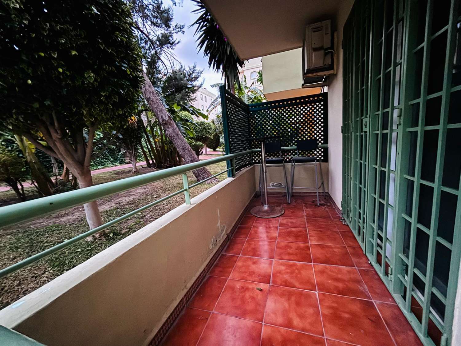 Appartement d’angle rénové avec terrasse, 2 garages, 2 débarras et piscine à El Pinar