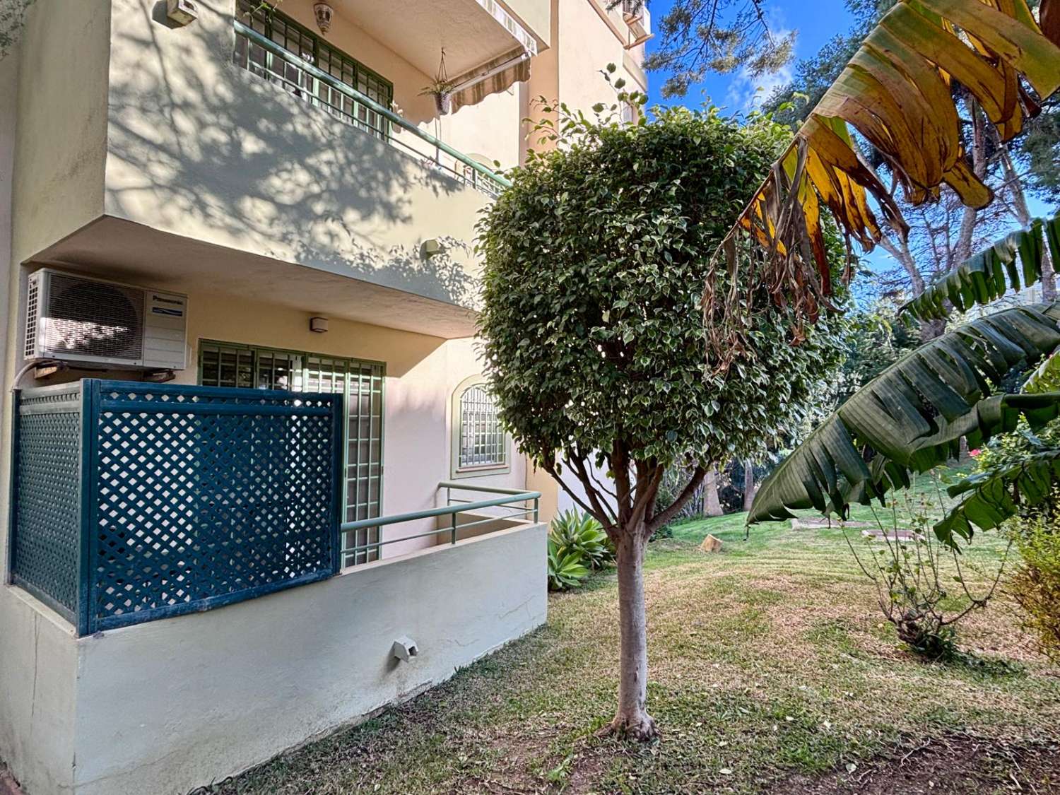 Appartement d’angle rénové avec terrasse, 2 garages, 2 débarras et piscine à El Pinar