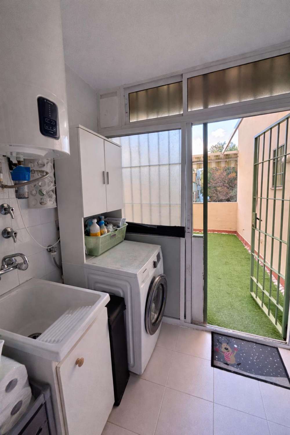 Appartement d’angle rénové avec terrasse, 2 garages, 2 débarras et piscine à El Pinar