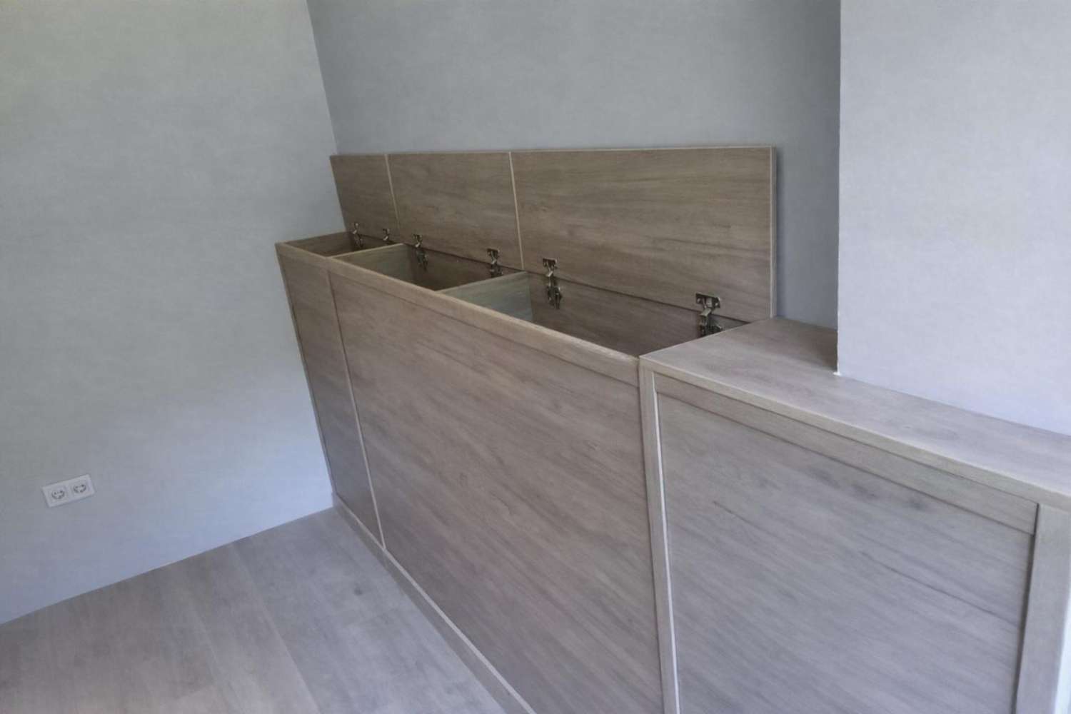 Appartement d’angle rénové avec terrasse, 2 garages, 2 débarras et piscine à El Pinar