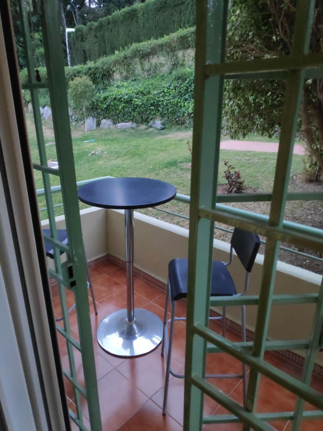 Appartement d’angle rénové avec terrasse, 2 garages, 2 débarras et piscine à El Pinar