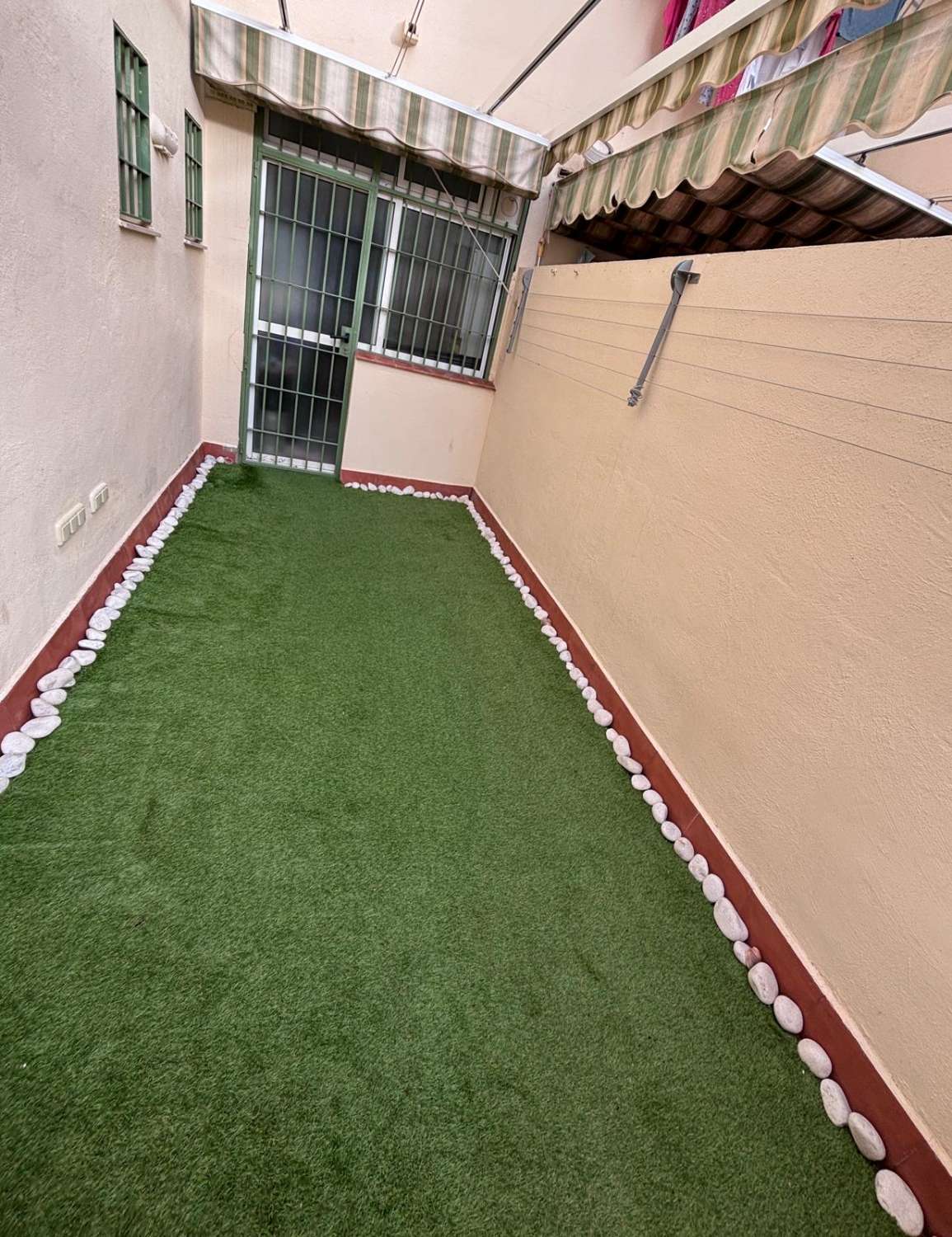 Appartement d’angle rénové avec terrasse, 2 garages, 2 débarras et piscine à El Pinar