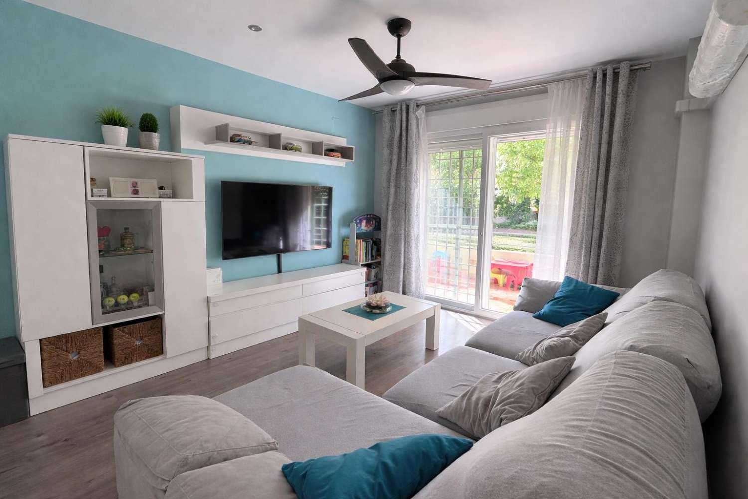 Appartement d’angle rénové avec terrasse, 2 garages, 2 débarras et piscine à El Pinar