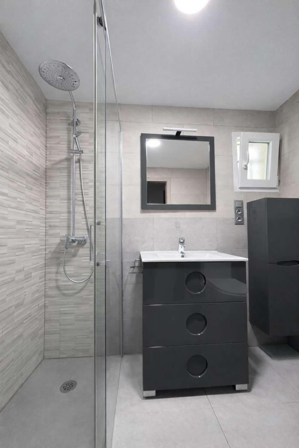 Appartement d’angle rénové avec terrasse, 2 garages, 2 débarras et piscine à El Pinar