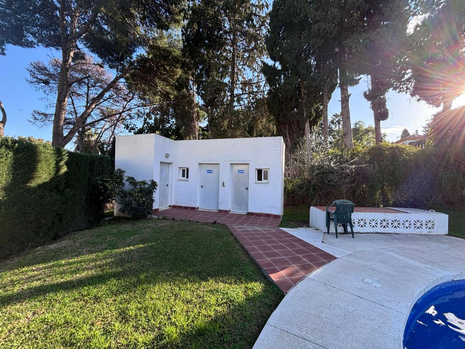 Appartement d’angle rénové avec terrasse, 2 garages, 2 débarras et piscine à El Pinar