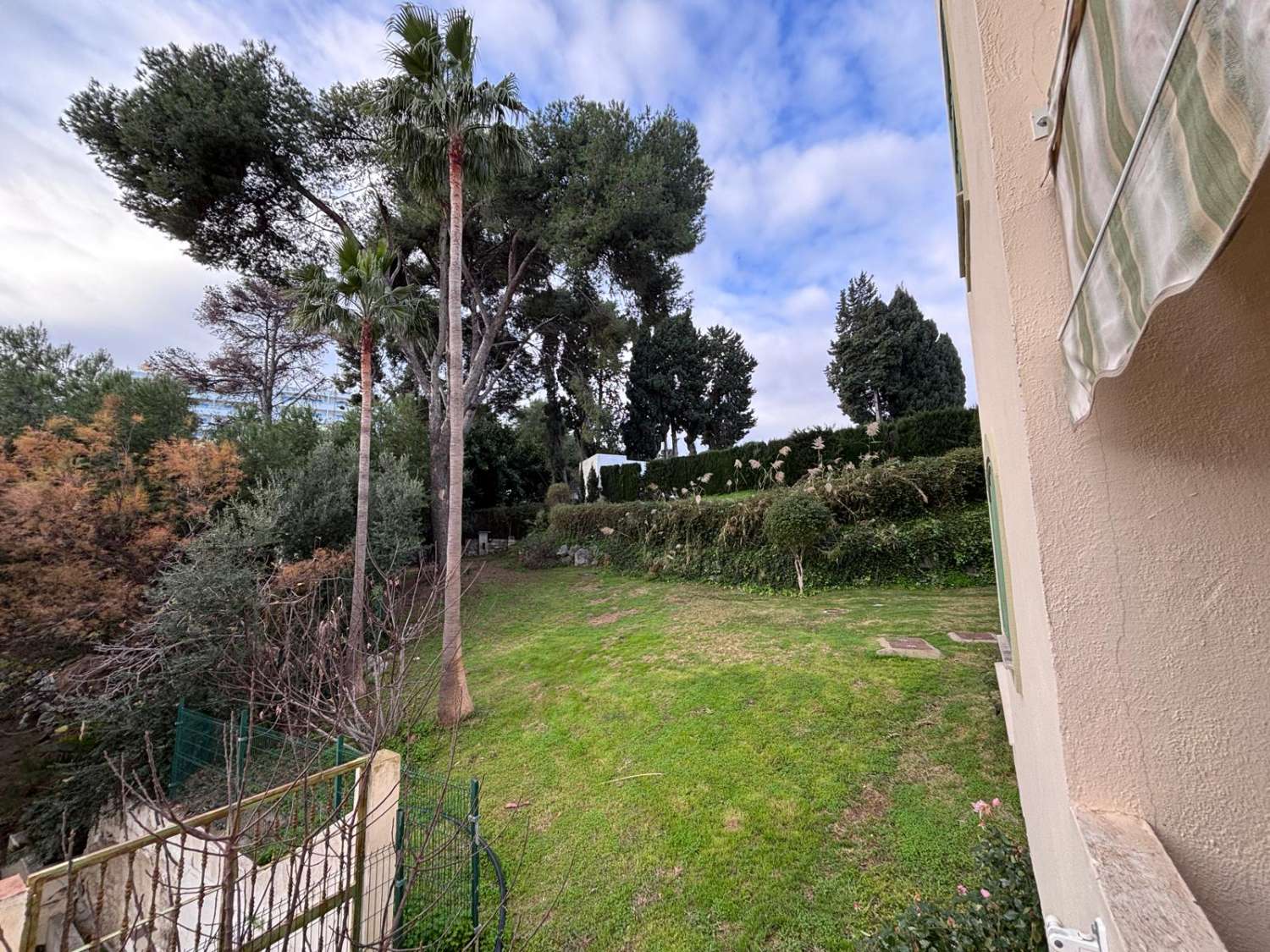 Appartement d’angle rénové avec terrasse, 2 garages, 2 débarras et piscine à El Pinar