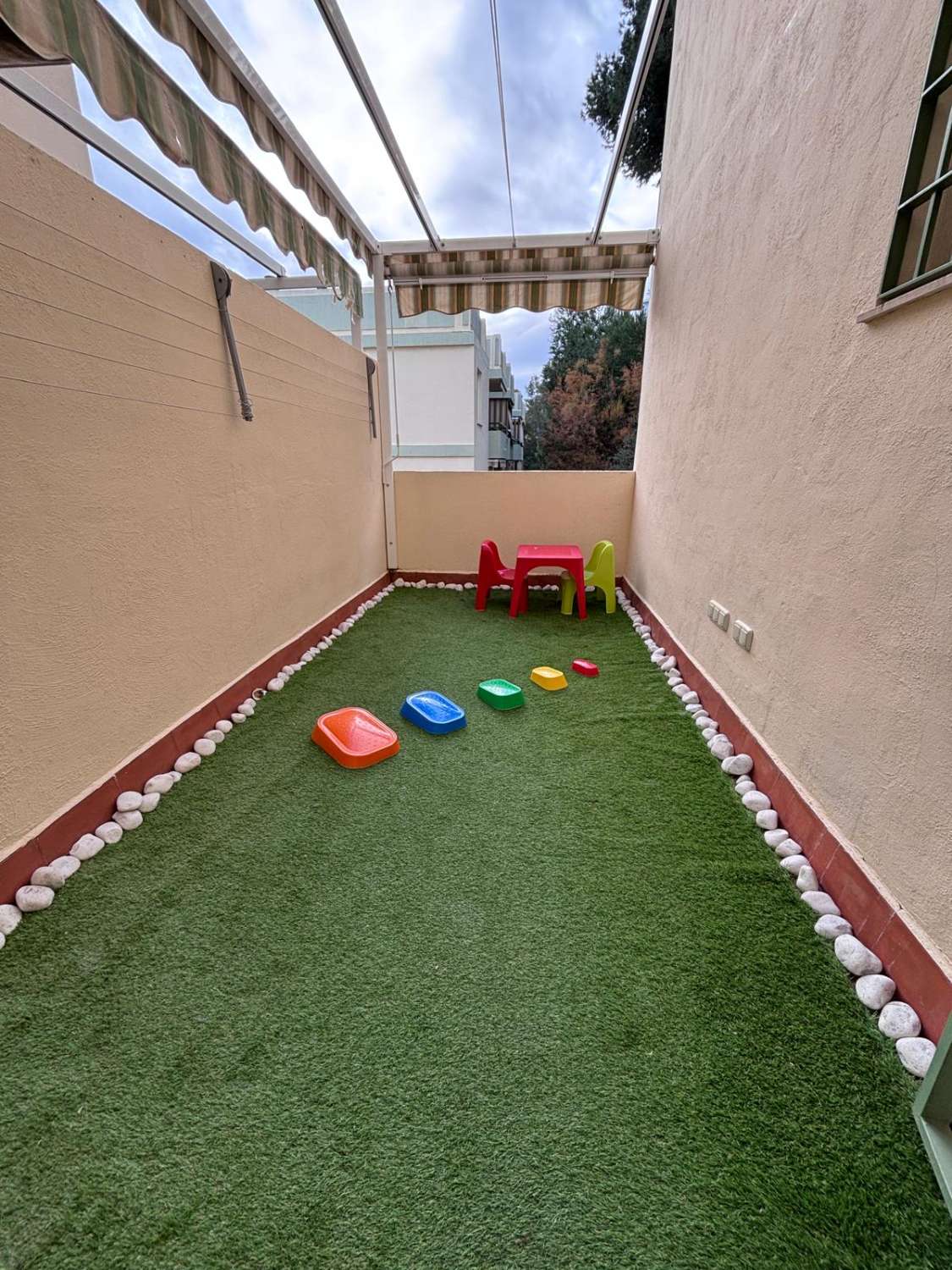 Appartement d’angle rénové avec terrasse, 2 garages, 2 débarras et piscine à El Pinar