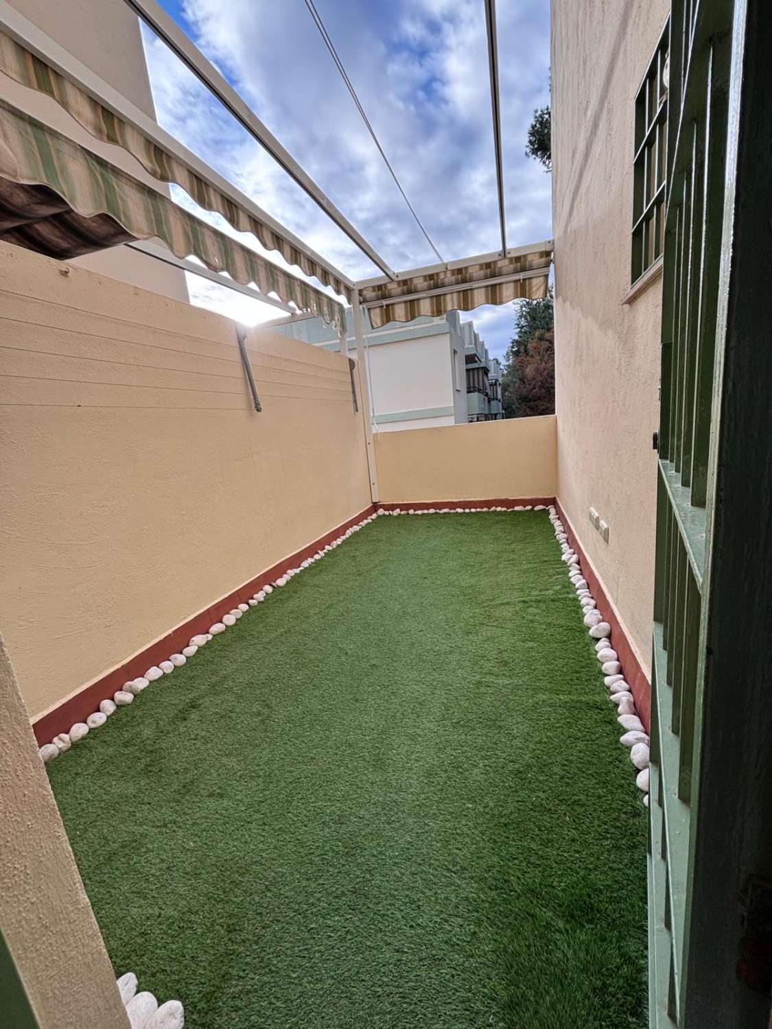 Appartement d’angle rénové avec terrasse, 2 garages, 2 débarras et piscine à El Pinar