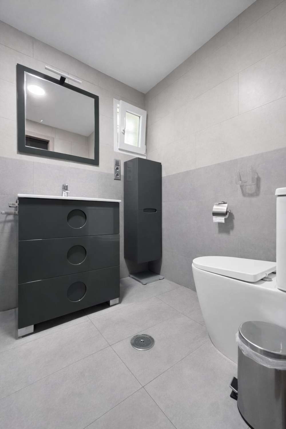 Appartement d’angle rénové avec terrasse, 2 garages, 2 débarras et piscine à El Pinar