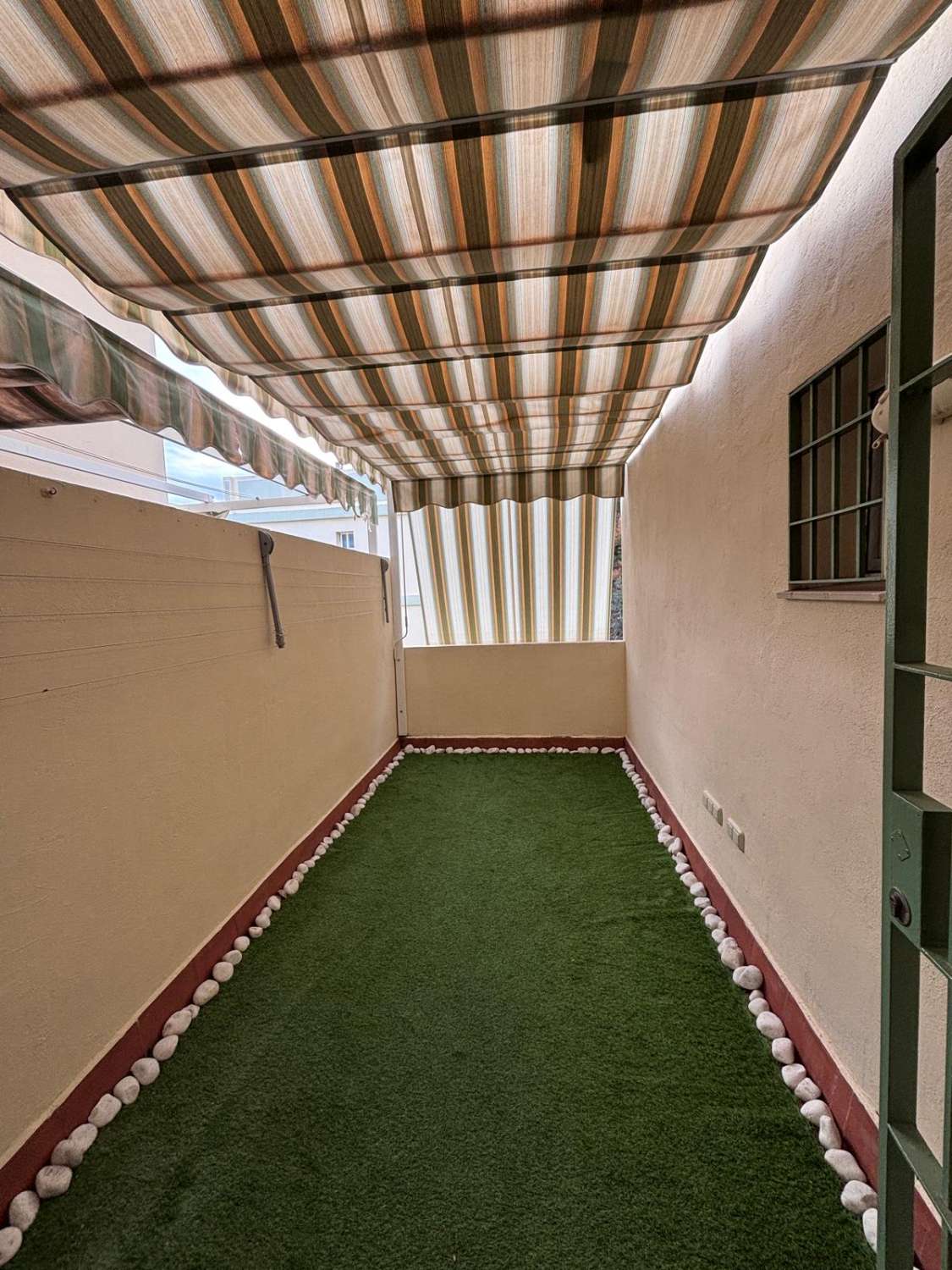 Appartement d’angle rénové avec terrasse, 2 garages, 2 débarras et piscine à El Pinar