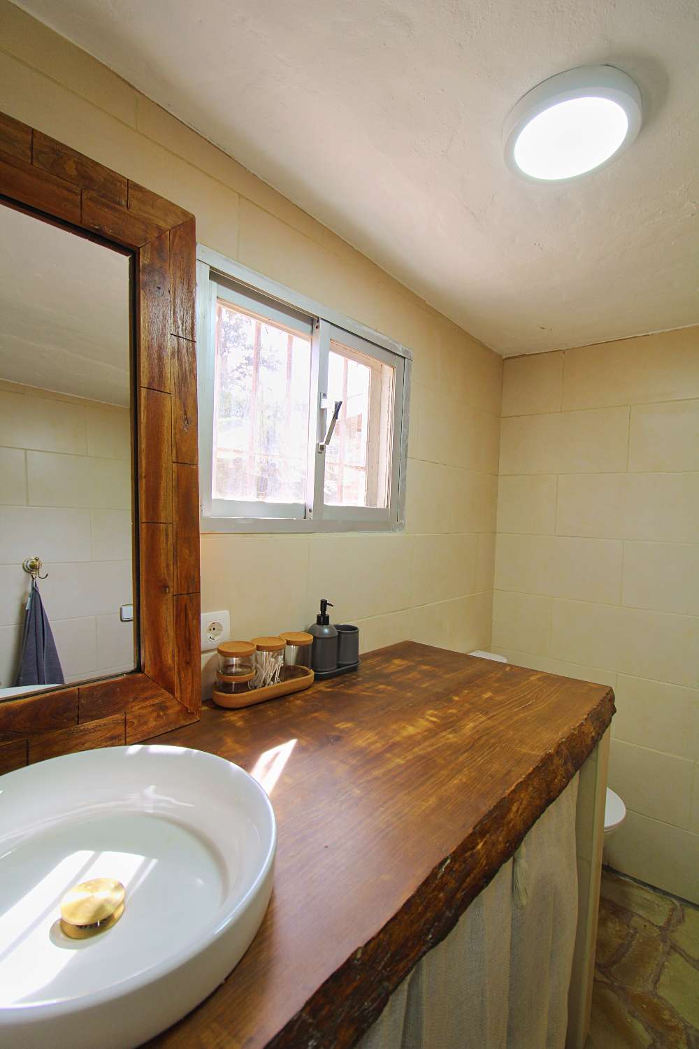 Finca reformada con piscina climatizada y gran parcela en Álora