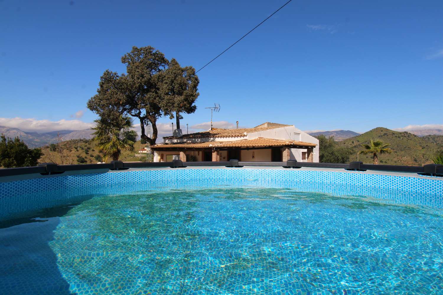 Finca reformada con piscina climatizada y gran parcela en Álora