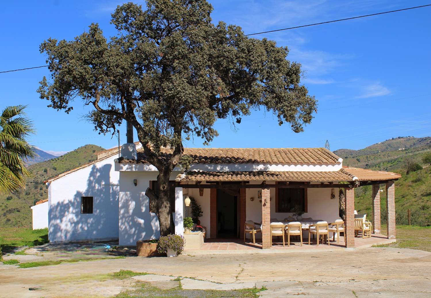 Finca reformada con piscina climatizada y gran parcela en Álora