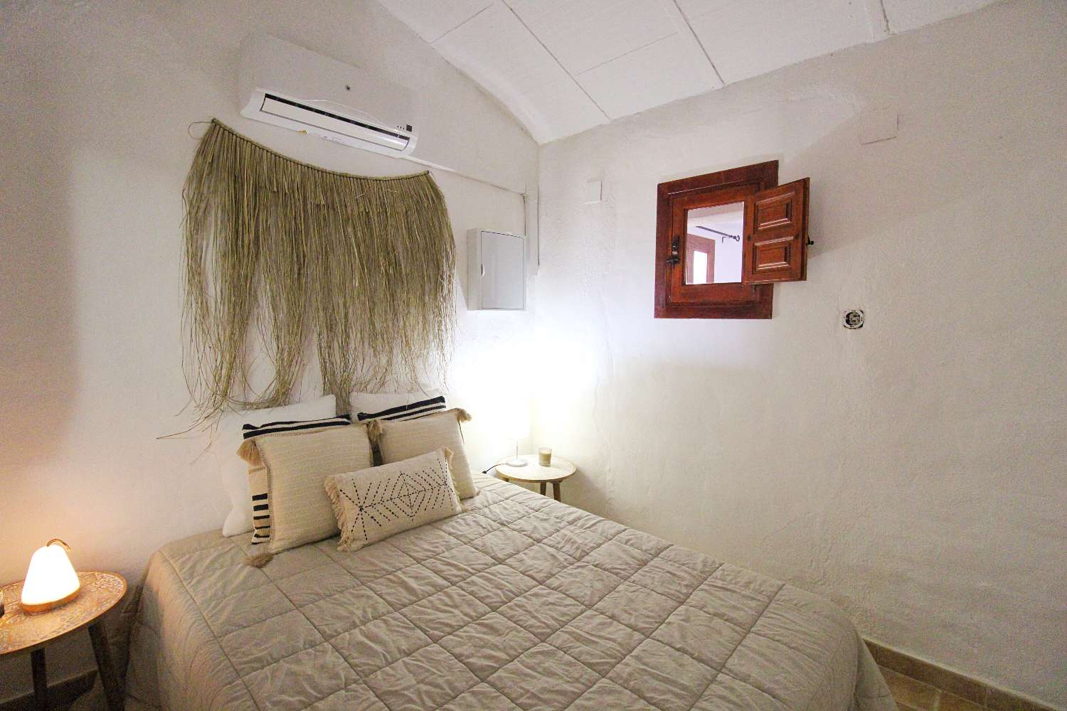 Finca reformada con piscina climatizada y gran parcela en Álora