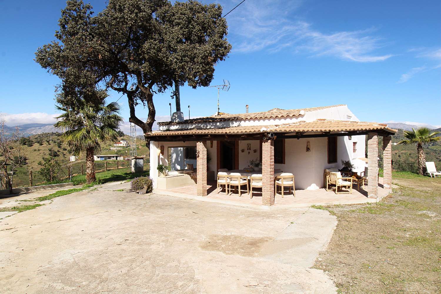 Finca reformada con piscina climatizada y gran parcela en Álora