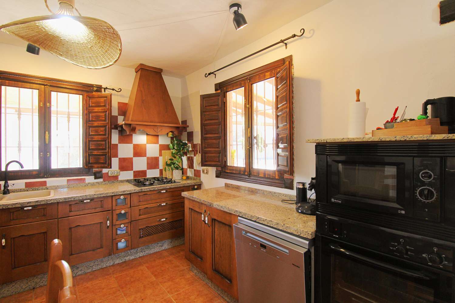 Finca reformada con piscina climatizada y gran parcela en Álora