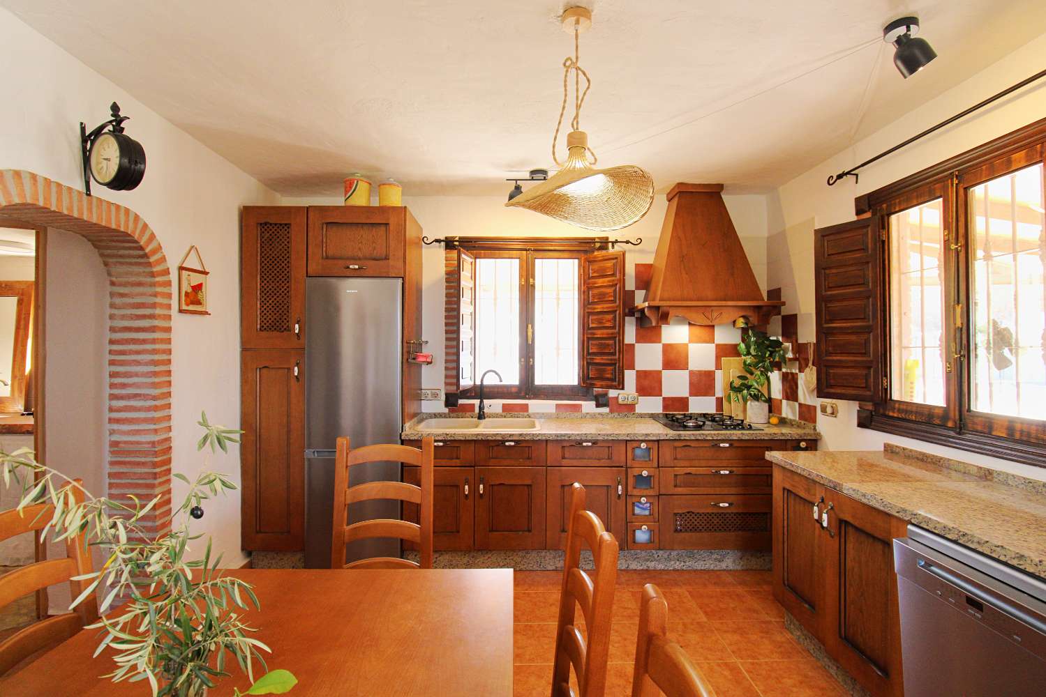 Finca reformada con piscina climatizada y gran parcela en Álora