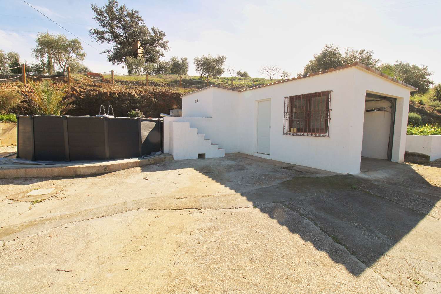 Finca reformada con piscina climatizada y gran parcela en Álora