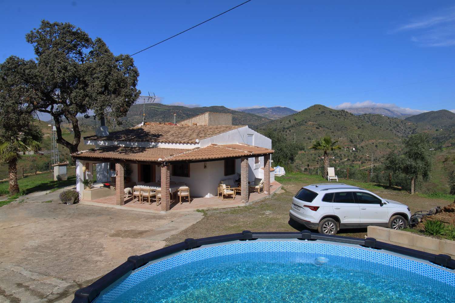 Finca reformada con piscina climatizada y gran parcela en Álora