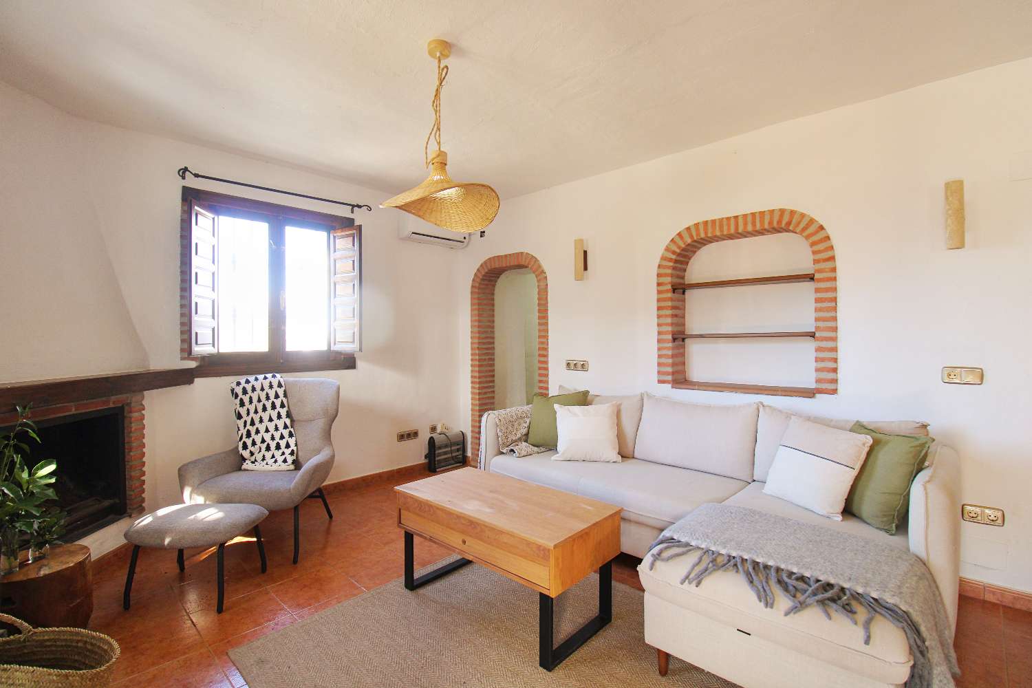 Finca reformada con piscina climatizada y gran parcela en Álora