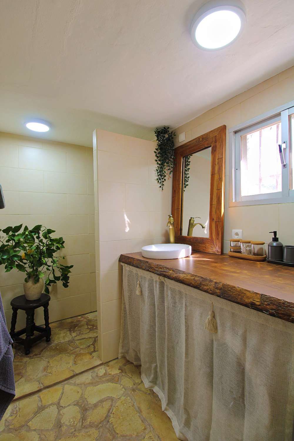 Finca reformada con piscina climatizada y gran parcela en Álora