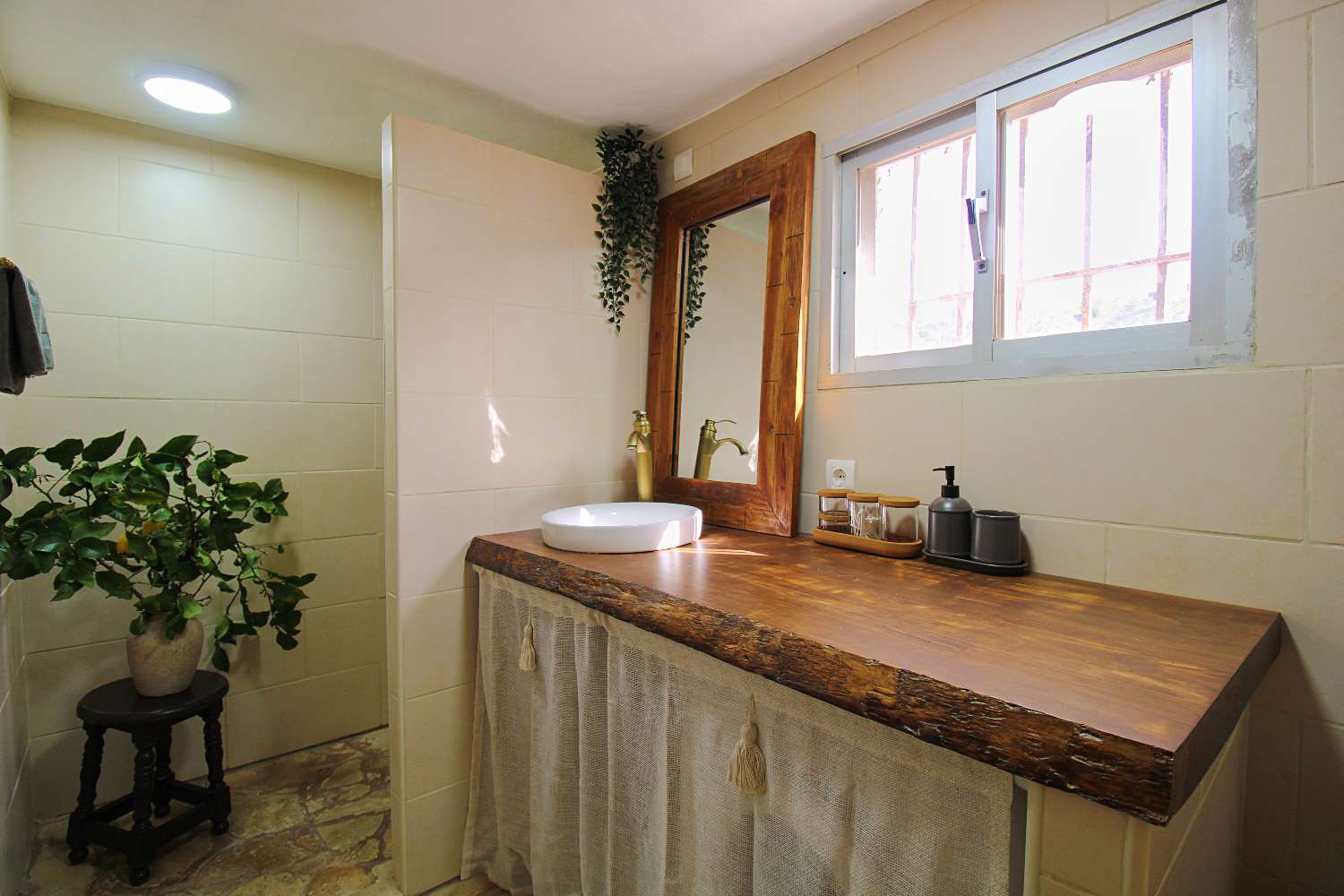 Finca reformada con piscina climatizada y gran parcela en Álora