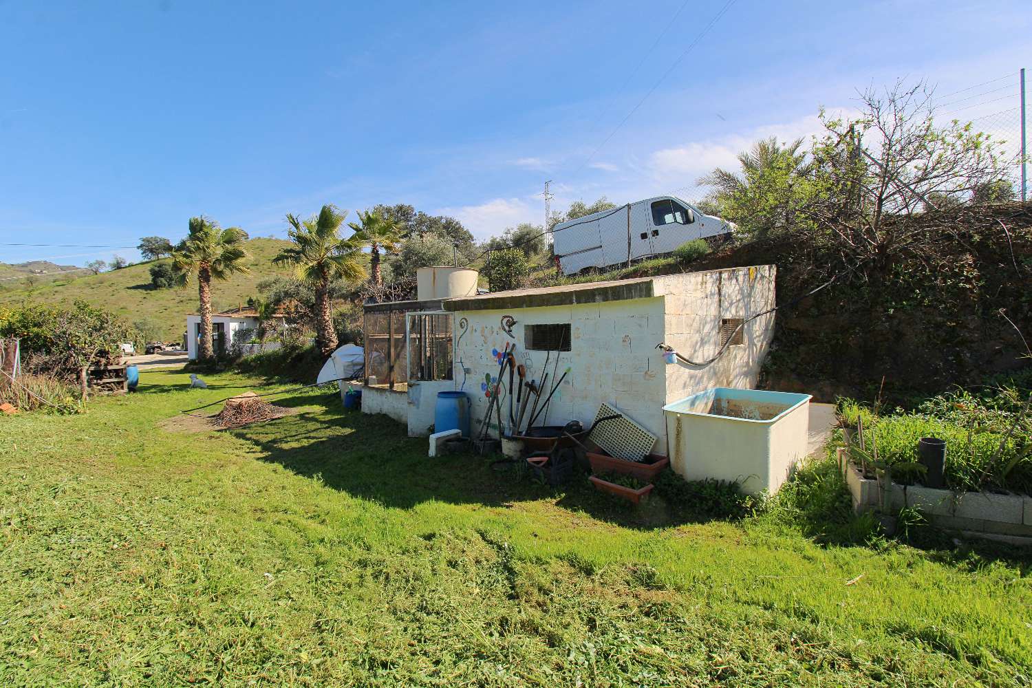 Finca reformada con piscina climatizada y gran parcela en Álora