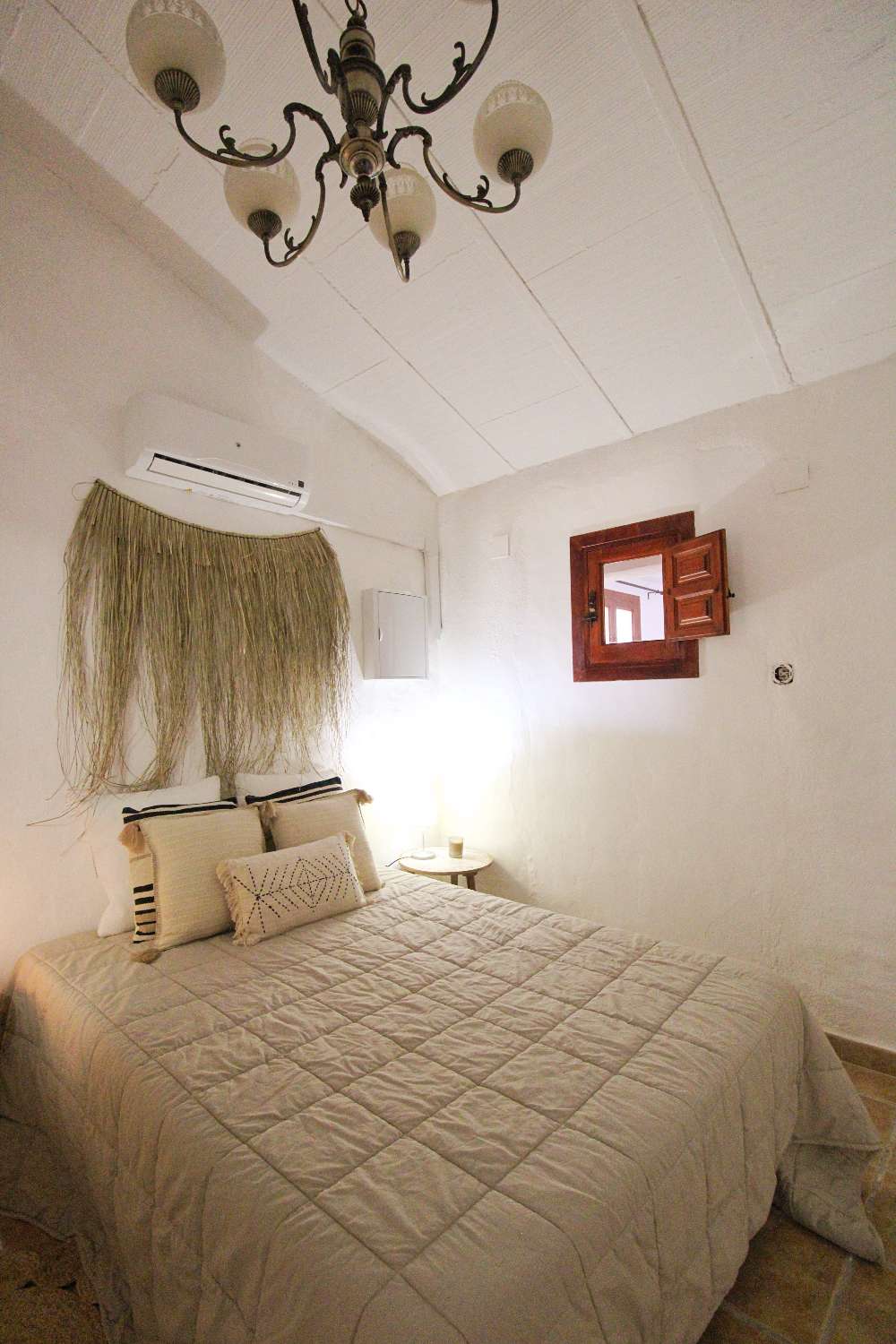 Finca reformada con piscina climatizada y gran parcela en Álora