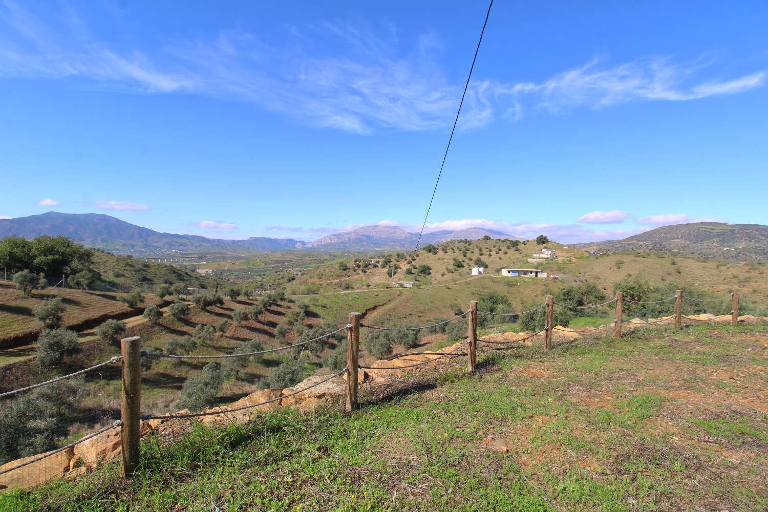Finca reformada con piscina climatizada y gran parcela en Álora