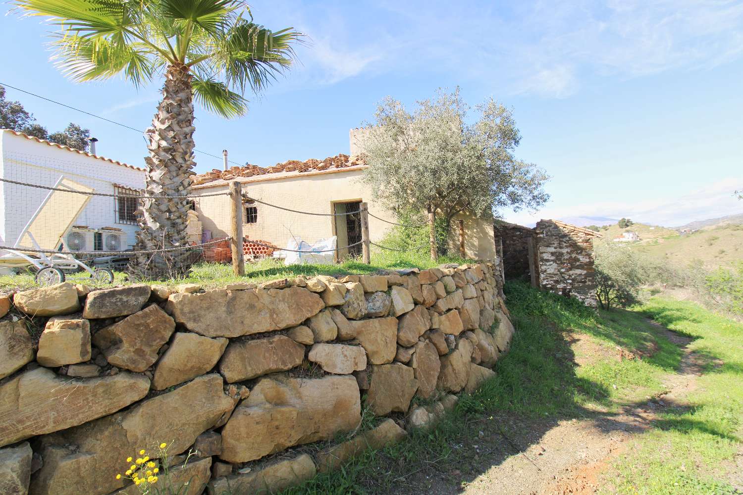 Finca reformada con piscina climatizada y gran parcela en Álora
