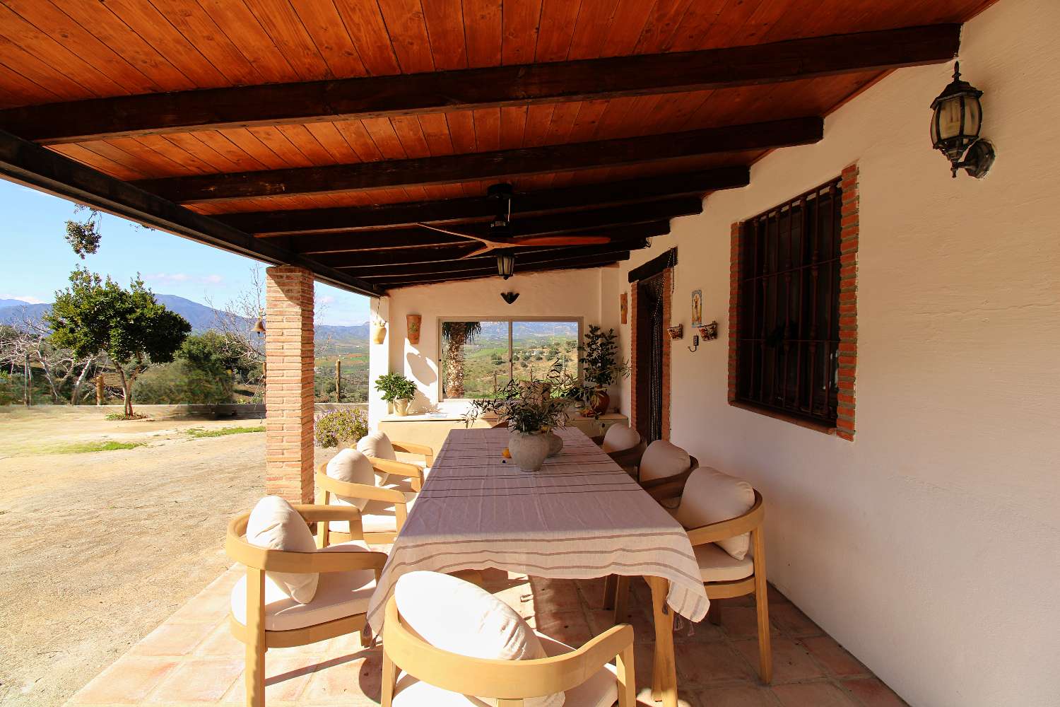 Finca reformada con piscina climatizada y gran parcela en Álora