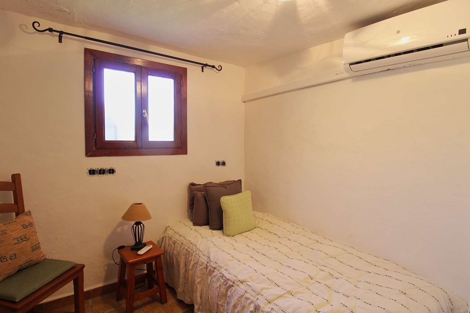 Finca reformada con piscina climatizada y gran parcela en Álora