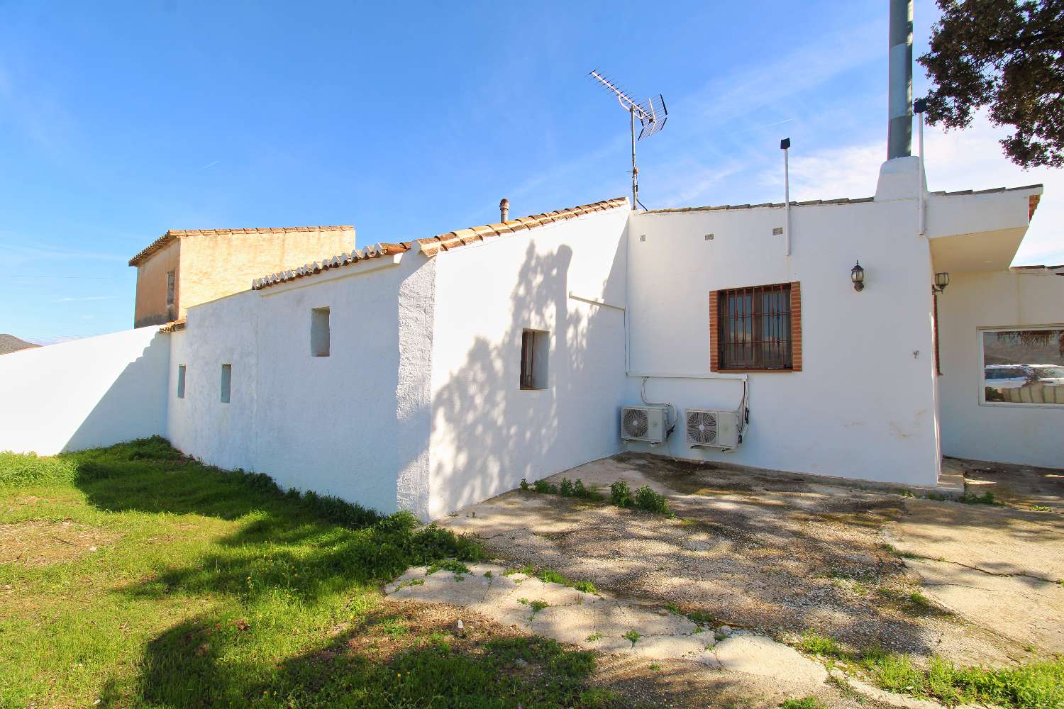 Finca reformada con piscina climatizada y gran parcela en Álora