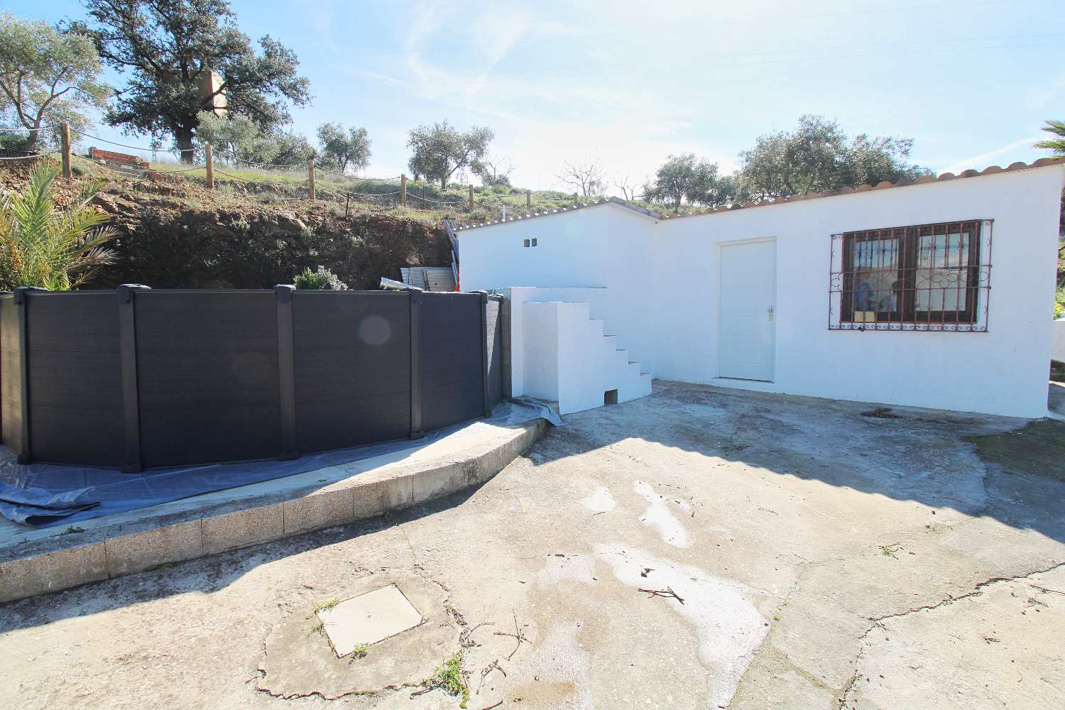 Finca reformada con piscina climatizada y gran parcela en Álora