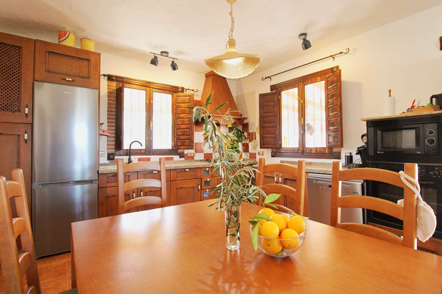 Finca reformada con piscina climatizada y gran parcela en Álora