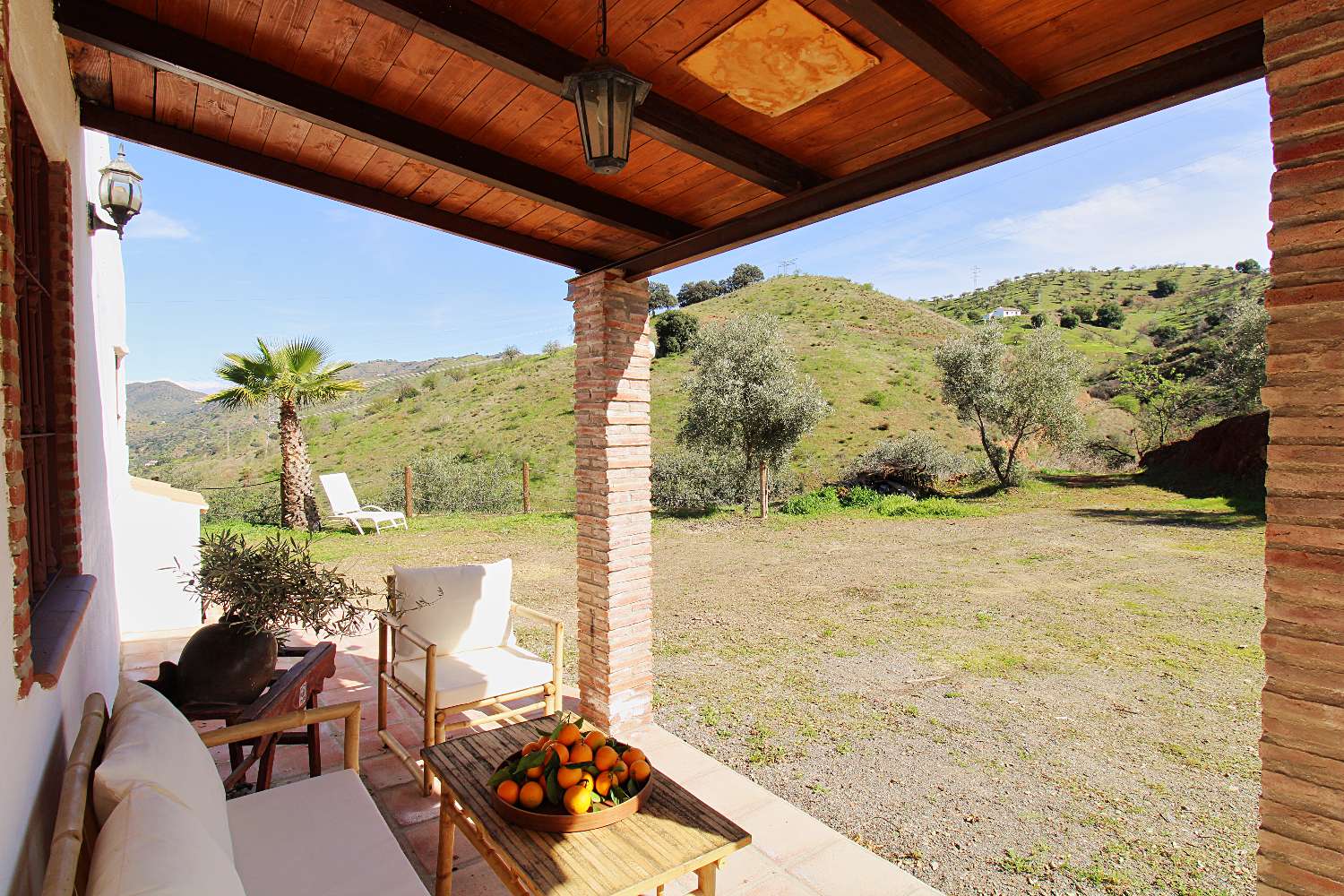 Finca reformada con piscina climatizada y gran parcela en Álora