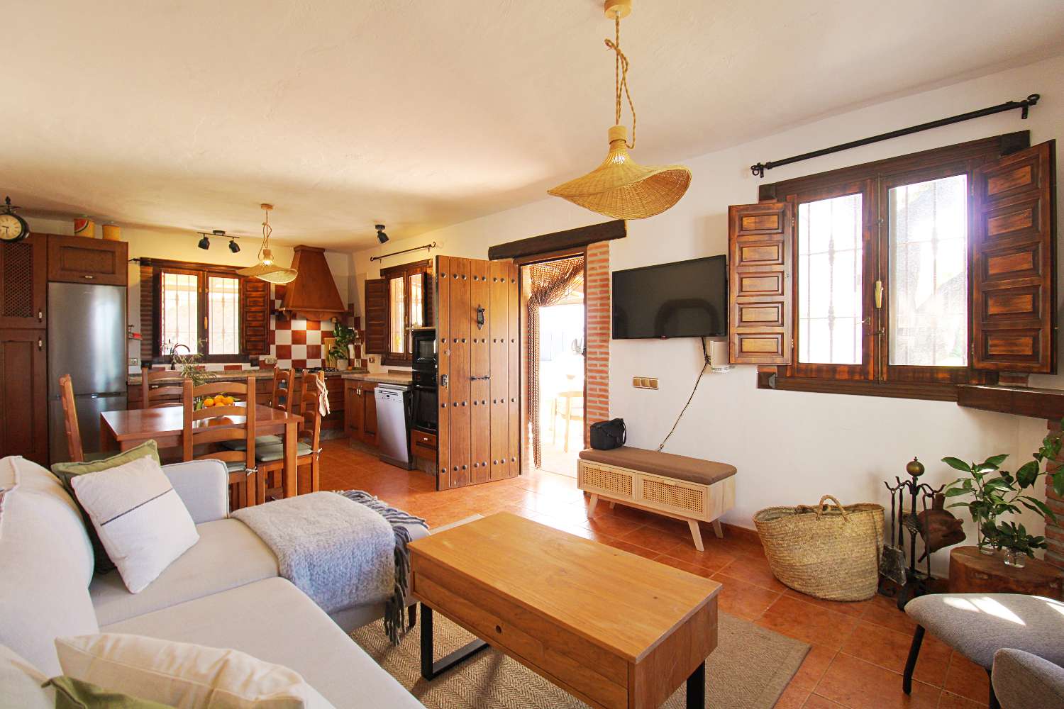 Finca reformada con piscina climatizada y gran parcela en Álora