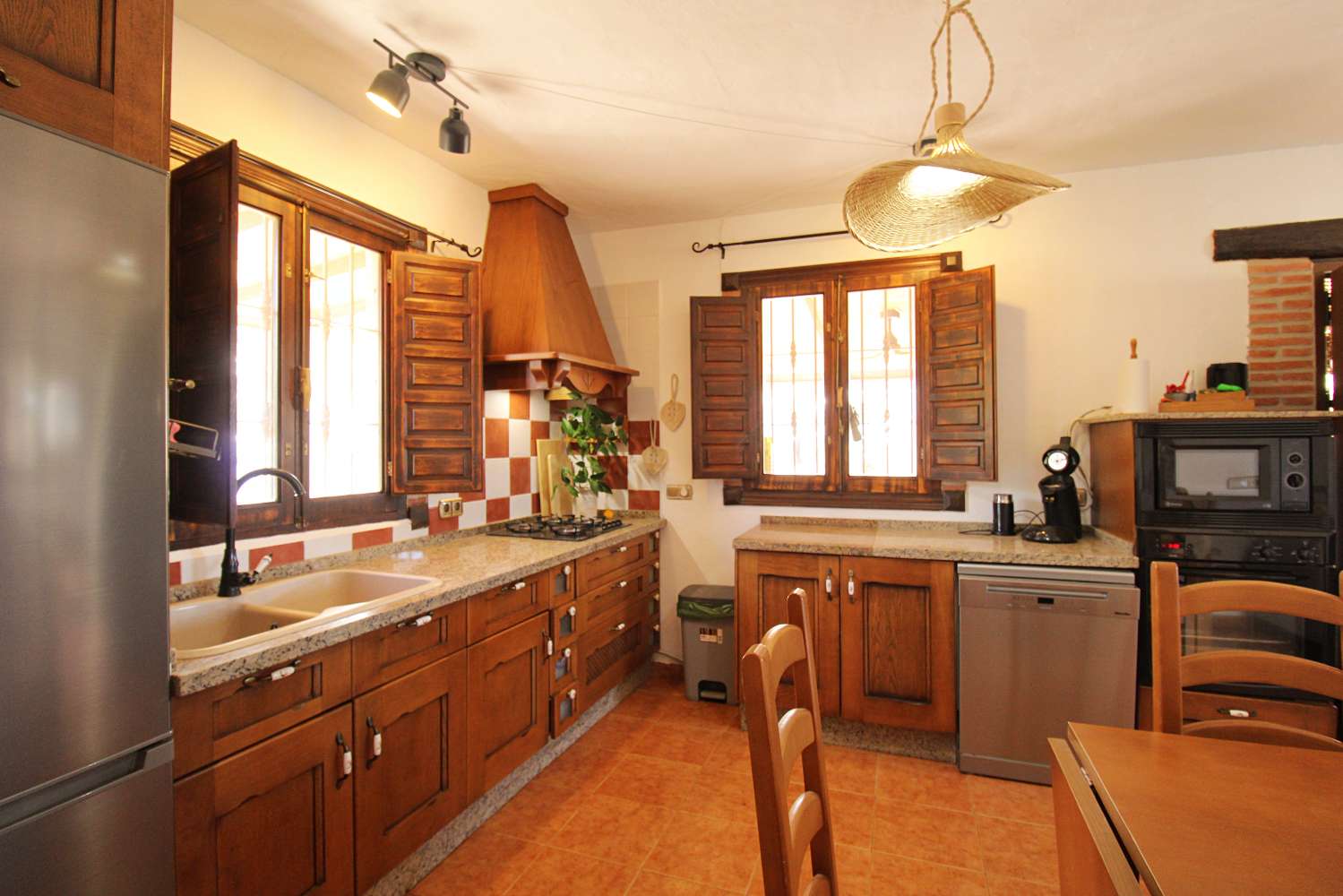 Finca reformada con piscina climatizada y gran parcela en Álora