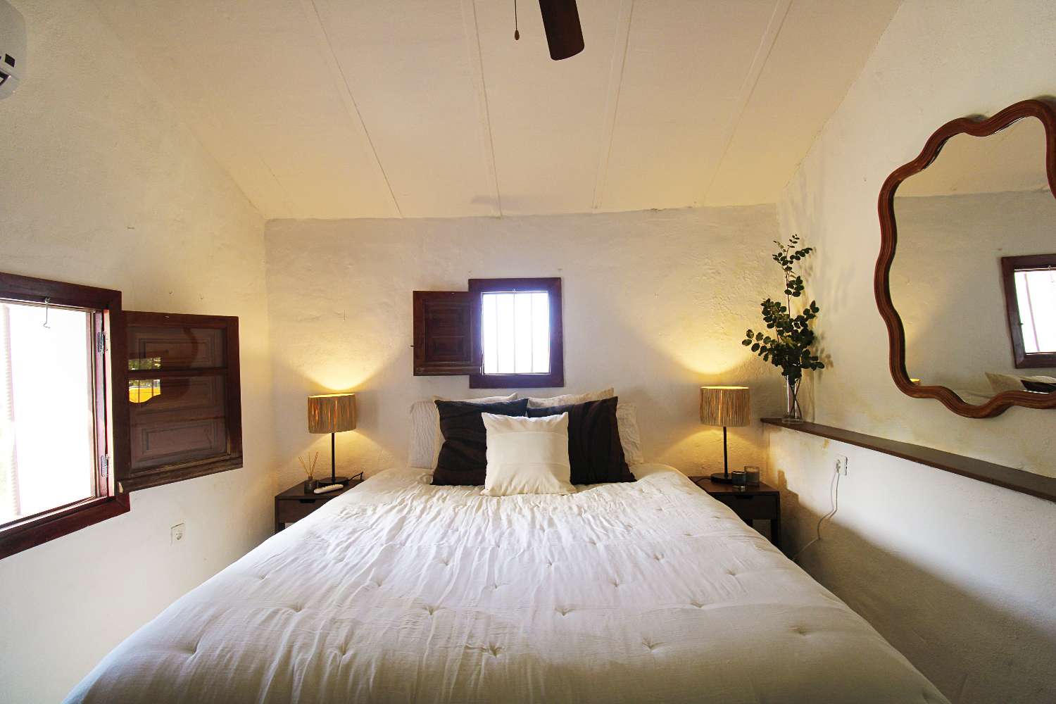 Finca reformada con piscina climatizada y gran parcela en Álora