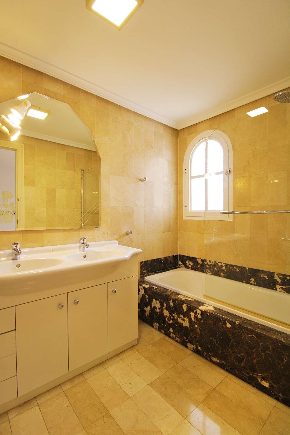 Amplio adosado de esquina en Alquiler con gran jardín en Capellanía – Alhaurín de la Torre