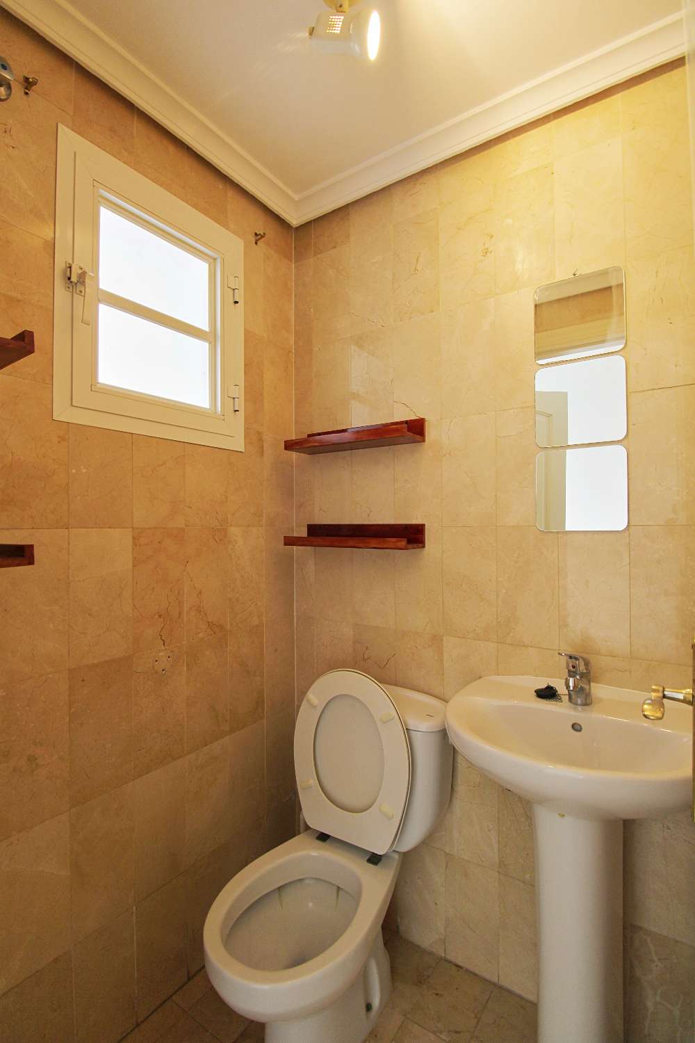 Amplio adosado de esquina en Alquiler con gran jardín en Capellanía – Alhaurín de la Torre