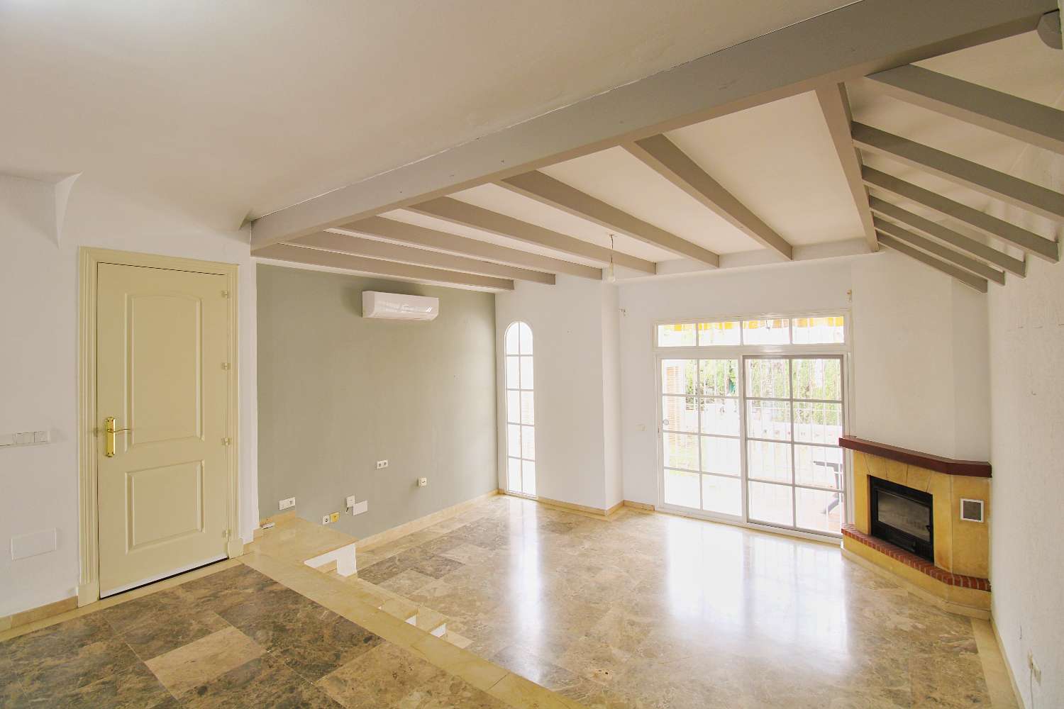 Amplio adosado de esquina en Alquiler con gran jardín en Capellanía – Alhaurín de la Torre