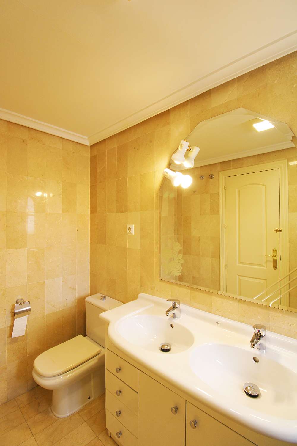 Amplio adosado de esquina en Alquiler con gran jardín en Capellanía – Alhaurín de la Torre