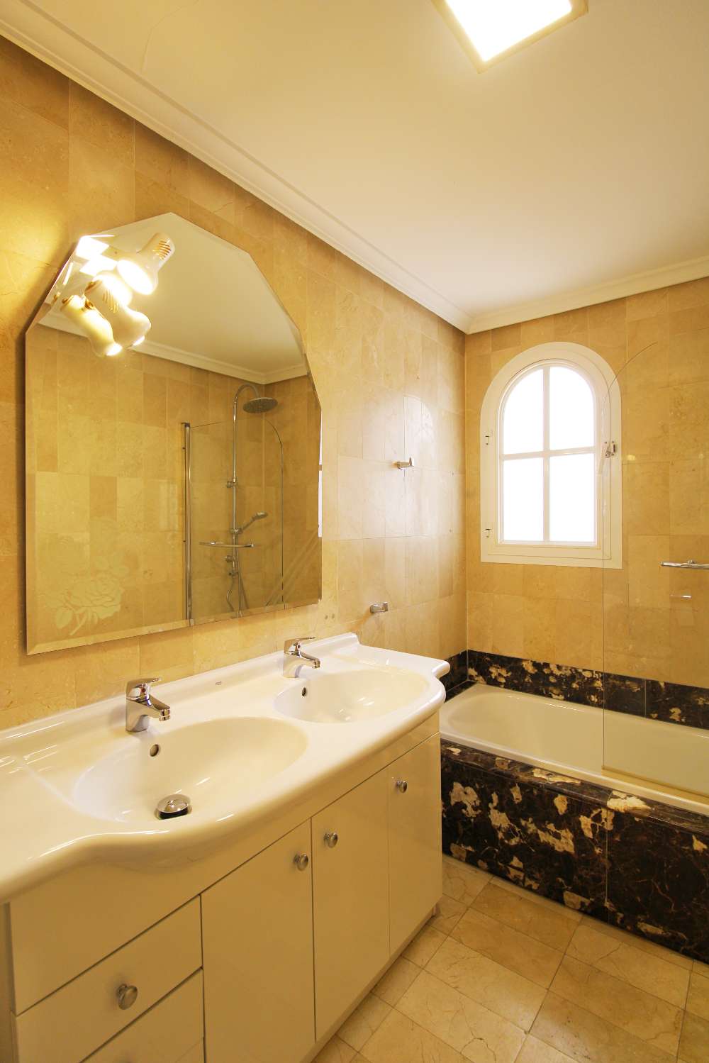 Amplio adosado de esquina en Alquiler con gran jardín en Capellanía – Alhaurín de la Torre