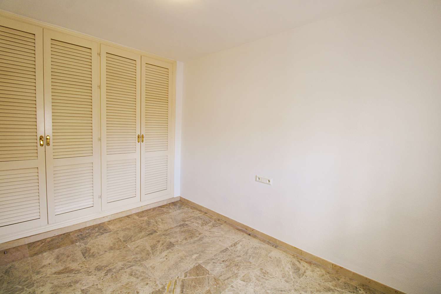 Amplio adosado de esquina en Alquiler con gran jardín en Capellanía – Alhaurín de la Torre