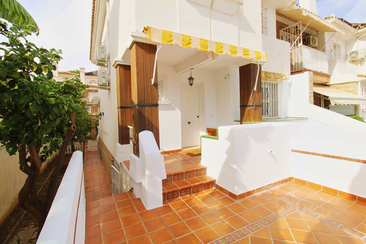 Amplio adosado de esquina en Alquiler con gran jardín en Capellanía – Alhaurín de la Torre