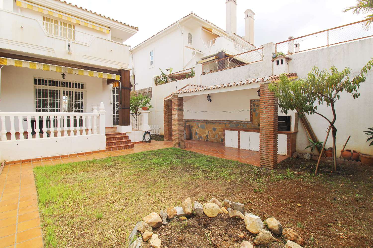 Amplio adosado de esquina en Alquiler con gran jardín en Capellanía – Alhaurín de la Torre