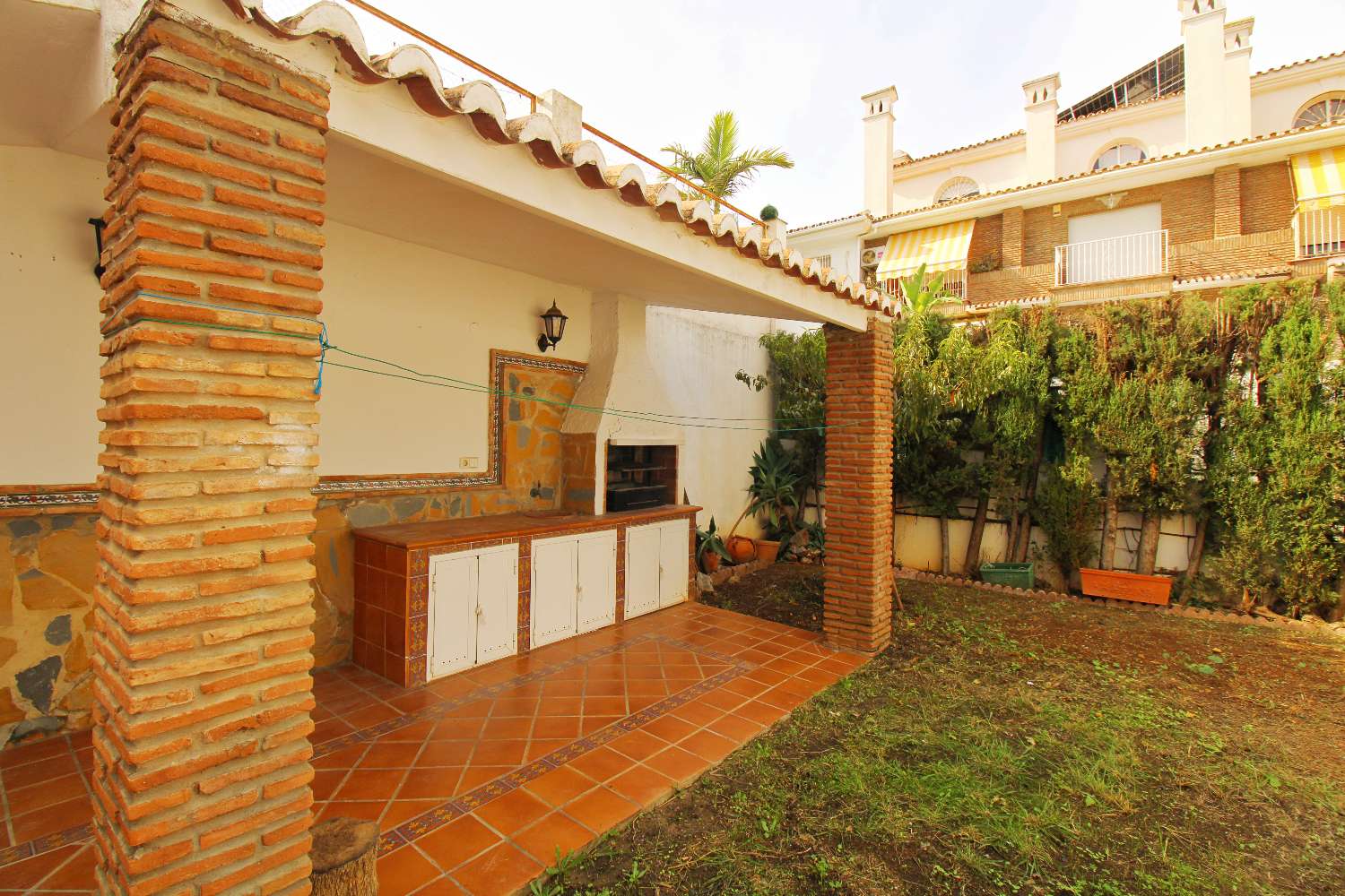 Amplio adosado de esquina en Alquiler con gran jardín en Capellanía – Alhaurín de la Torre