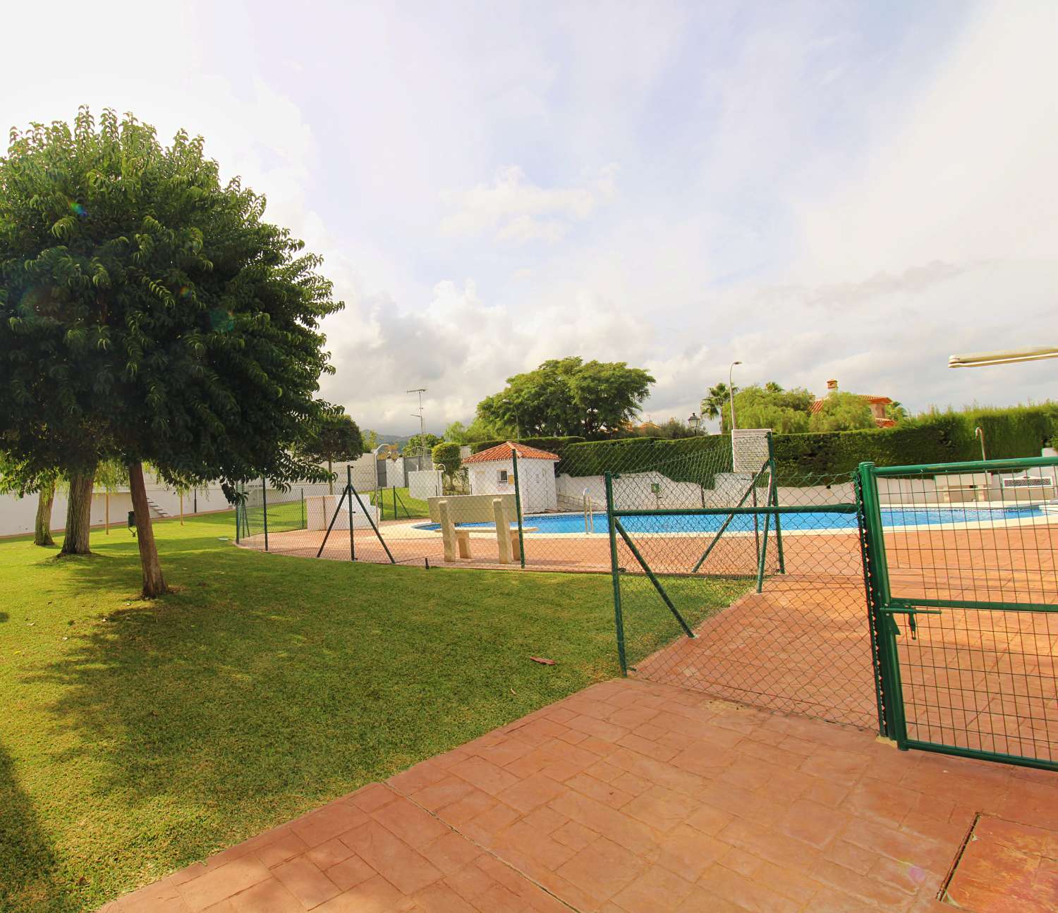 Amplio adosado de esquina en Alquiler con gran jardín en Capellanía – Alhaurín de la Torre